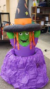 lot 2 image: Inflatable Animated Witch-Pops Up From Cauldron