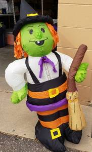 lot 4 image: Inflatable Witch