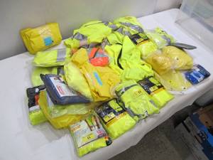 lot 890 image: Lot of 15 Hi-Viz Work Safety Vests
