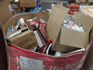 lot 802 image: 1 Pallet Target Home Decor Items