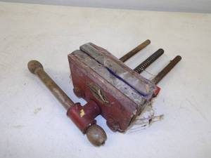 lot 55 image: Table Vise