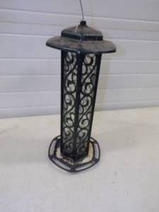 lot 7 image: Large Bird Feeder