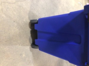 lot 9 image: Toter 32 Gal. Blue Trash Can with Wheels and Attached Lid