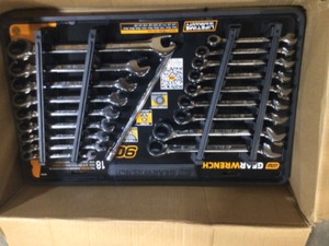 lot 20 image: GEARWRENCH SAEMM 90-Tooth Pro Combination Ratcheting Wrench Tool Set with Tray (18-Piece)