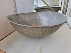 lot 07 image: 29.5 Antique Metal Mixing Bowl