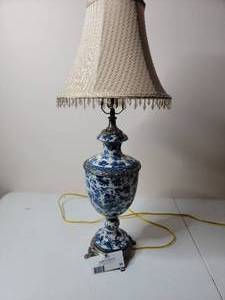 lot 95 image: Beautiful Vintage Blue And White Chinese Porcelain and Silver Table Lamp