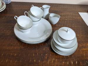 lot 118 image: 16 Piece Noritake China Set-5 Teacups 2.5 4 Saucers 6  Creamer 4 Bowls 5.25 Sugar Bowl 2.5 x 3.5 Style House Creamer 2.75 2 10 Plates