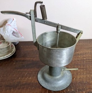 lot 133 image: Extremely Rare Antique 1915 Edward Katzinger Company Cake Filler