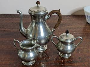lot 16 image: 3 Piece Daalderop Portugal Pewter Tea Set-10.5 Teapot 4 Creamer wno top 4.25 Sugar Bowl