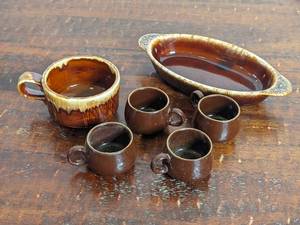 lot 13 image: 6 Piece Vintage Hull and ABC Ceramic Collection