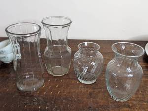 lot 44 image: 4 Beautiful Vintage Glass Vases