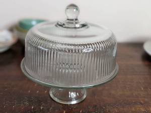 lot 48 image: Depression Glass 4x 10.5 Cake Stand and 7 x 10 Cover