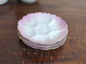 lot 49 image: 3 Stunning Vintage Mid-Century-Modern Hand-Painted Gold Trimmed Porcelain Oyster Plates 8