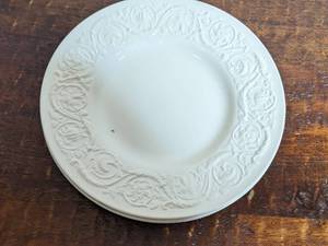 lot 69 image: 3 Gorgeous Collectible Wedgwood 10 Plates