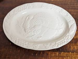 lot 77 image: Vintage 14 x 18.5 Turkey Platter