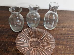 lot 150 image: Rose Depression Glass Dish 8.5 x 1.5 and 3 Clear Glass Vases