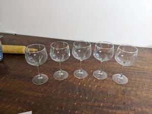lot 167 image: 21 6.5 Wine Glasses