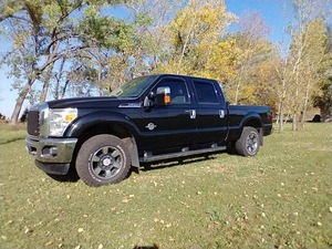 lot 1 image: 2011 Ford F-250 Super Duty Crew Cab Lariat - Only 85,000 Miles