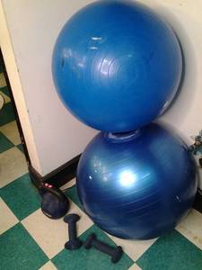 lot 5 image: Set of (2) Fitness Balls, 35# Kettlebell, and (2) 5lb Weights