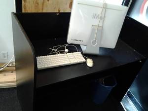 lot 33 image: Apple iMac Computer, Keyboard, Mouse, on Display Stand