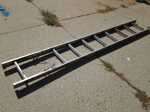 lot 35 image: Aluminum Straight Ladder Lot 12
