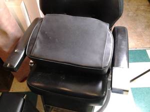 lot 127 image: Hydraulic Lift Barber Chair and Booster Seat Lot 66