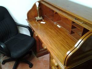 lot 150 image: Elegant Vintage Roll Top Wooden Desk With Light and Chair 