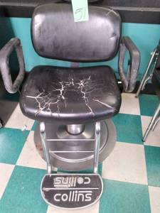 lot 51 image: Collins Barber Shop Style Hydraulic Lift Chair Lot 26