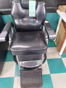 lot 55 image: Hydraulic Lift Barber Chair Lot 36