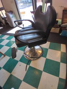lot 74 image: Hydraulic Lift Barber Chair Lot 46