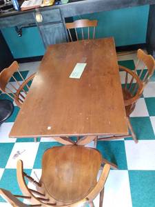 lot 85 image: Gorgeous Vintage Dining Room Table and (4) Matching Chairs 