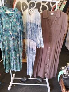 lot 92 image: Beautiful Vintage Womens Clothing Lot 412