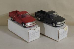 lot 8 image: 2 AMT ERTL 1991 Chevy Silverado Sportside 125 Scale Plastic Promo Models