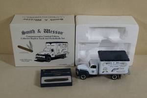 lot 13 image: Limited Edition Smith & Wesson Replica Truck and Pocket Knife Set