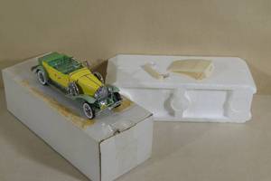 lot 7 image: Franklin Mint 1930 Duesenberg J Derham Tourster Die Cast Car