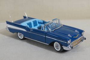 lot 16 image: Danbury Mint 1957 Chevy Bel Air Convertible Die Cast Car