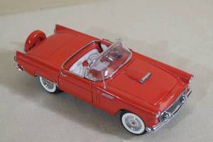 lot 20 image: Danbury Mint 1956 Ford Thunderbird Convertible Die Cast Car