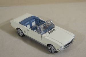 lot 21 image: Danbury Mint 1966 Ford Mustang Convertible Die Cast Car