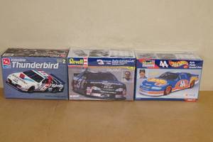 lot 32 image: 3 NASCAR Plastic Model Kits - Earnhardt, Petty, Martin