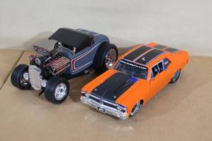 lot 34 image: 2 Large Toy Cars - Maisto Pro Rods