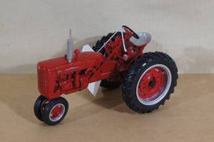 lot 42 image: ERTL McCormick Farmall 200 116 Scale Cast Tractor