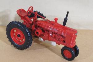 lot 41 image: ERTL McCormick Farmall H 116 Scale Cast Tractor