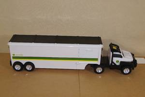 lot 45 image: Plastic John Deere Truck and Trailer Set