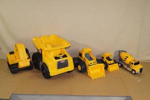 lot 43 image: Cat Plastic Toys - Mega Blocks