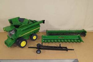 lot 39 image: Huge ERTL 116 Scale John Deere S670 Combine with Grain Head - 29.5 x 24.5 x 12