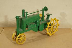 lot 38 image: Vintage John Deere Cast Iron Tractor