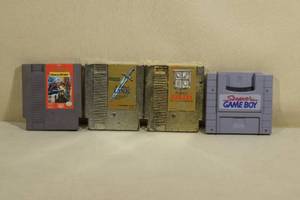 lot 104 image: Original Nintendo Games - Zelda, Link, DragonStrike, Super Game Boy