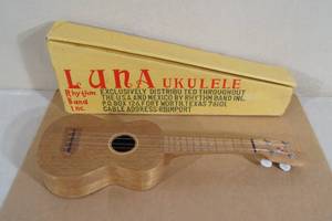 lot 113 image: Luna 300 Natural Wood Ukulele