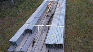 lot 423 image: 2 x 6 metal studs, mostly 10 foot