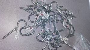 lot 611 image: Ceiling Screw in Hooks - 125 Pound